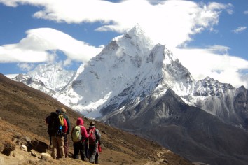 trekkers in evereset