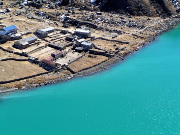 lake in gokyo